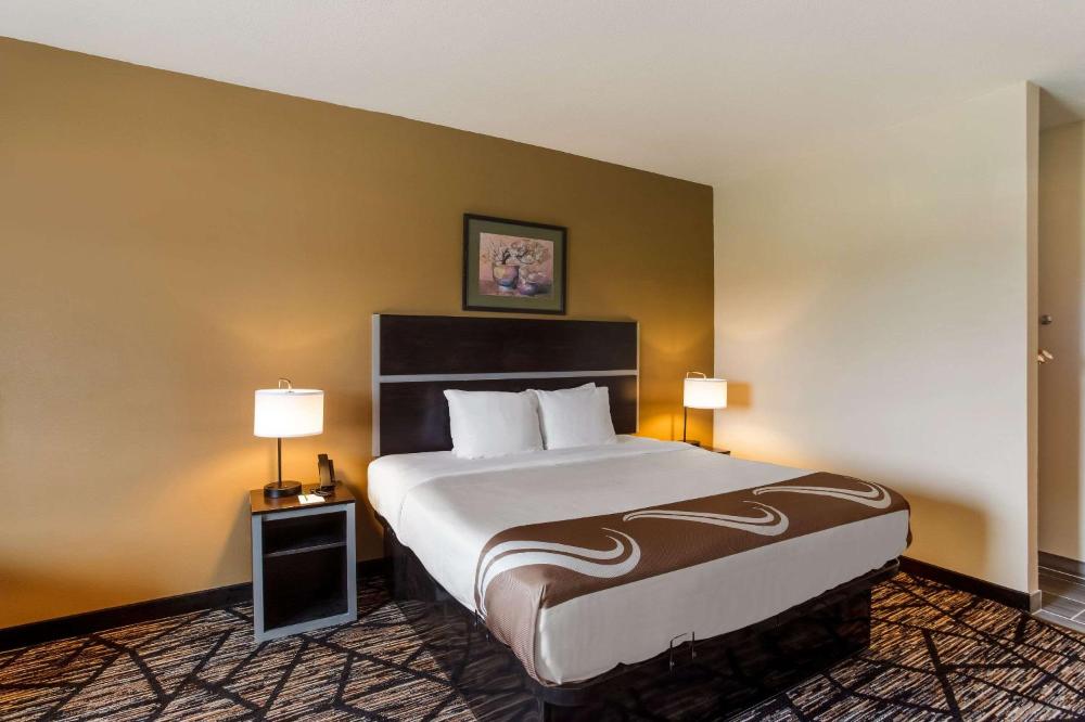 King Room - Non-Smoking interior